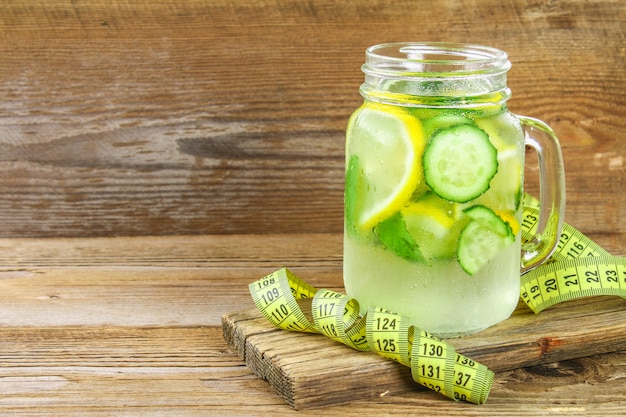 Eau impertinente. Eau fraîche fraîche avec du concombre, du citron, du gingembre et de la menthe. Detox et perte de poids.