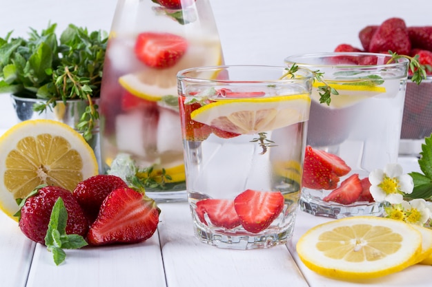 Eau infusée aux fruits et aux herbes. Eau froide détoxifiante vitaminée. Boisson d'été