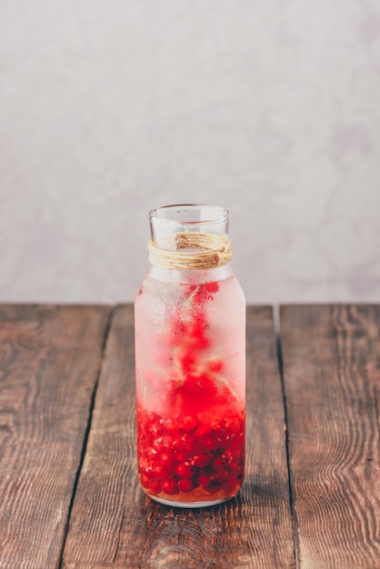 Eau infusée aux groseilles rouges