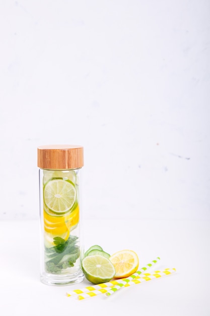 Eau infusée détox au citron, citron vert, concombre