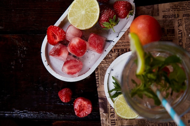 Eau infusée d'été avec de la menthe citron vert et de la glace à la fraise Régime rafraîchissant détoxifiant Eau fortifiée naturelle Seltz dur avec nootropiques Cocktails naturels sains Boissons estivales