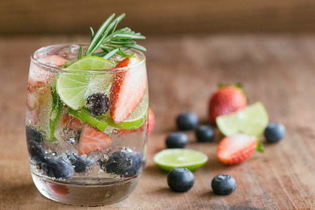 Eau infusée de fraise myrtille et citron dans une fraîcheur pétillante d&#39;eau minérale