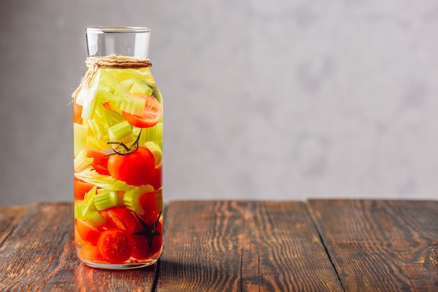 Eau infusée de tomate et de céleri.