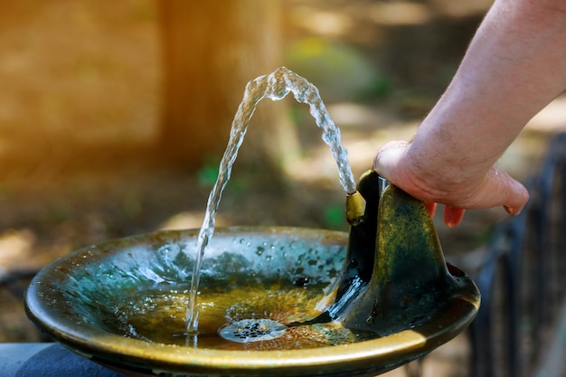 Eau jaillissant de la fontaine