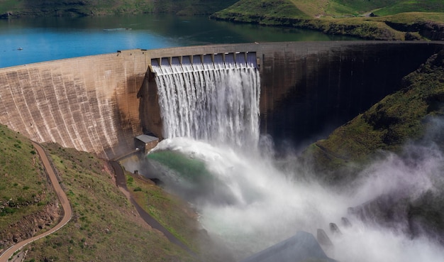 Photo l'eau jaillit sur le mur du barrage de katse dans un drap blanc