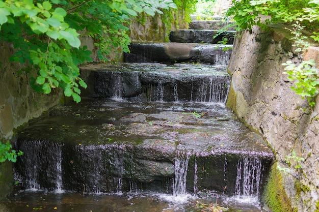 Eau le long des marches de pierre du tunnel