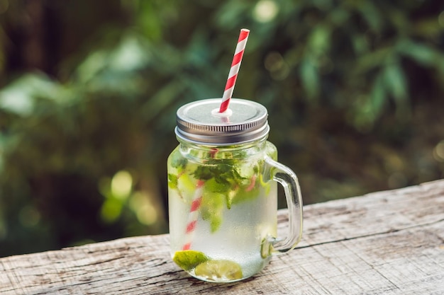 L'eau à la menthe et au citron vert boit plus d'eau concept