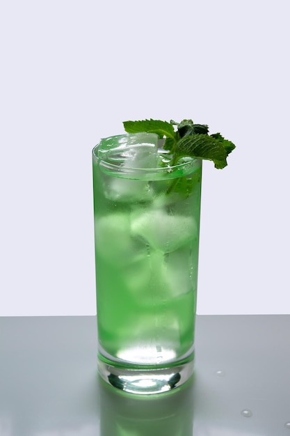 Eau à la menthe et glaçons dans un verre