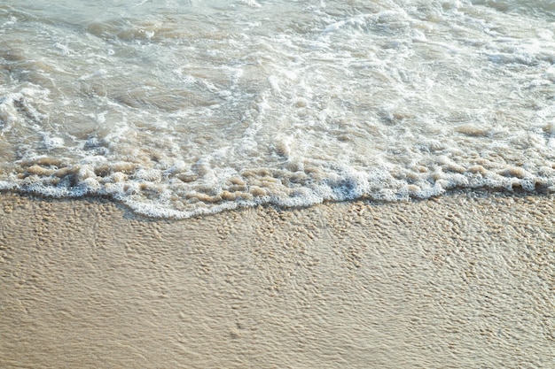 L'eau de mer atteignant le sable de la plage de Matosinho au Portugal