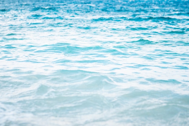 L'eau de mer bleu clair se bouchent