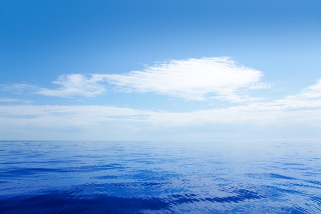 Eau de mer bleue calme avec surface de miroir de nuages