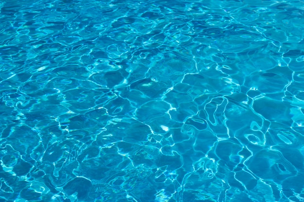 Eau de mer bleue ou eau dans la piscine close-up