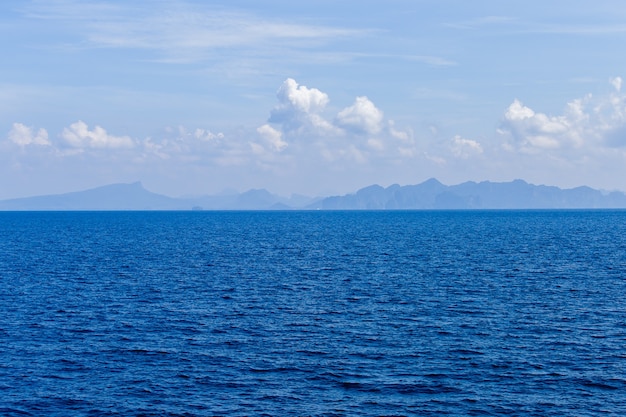 Eau de mer bleue avec mousse de mer en arrière-plan