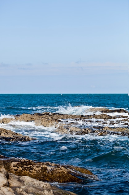 Eau de mer bleue, pierres et rochers sur la côte de la mer Adriatique