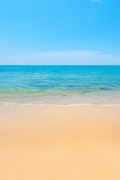 L'eau de mer bleue et la plage de sable