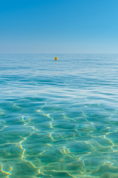 Eau de mer avec bouée de signalisation jaune