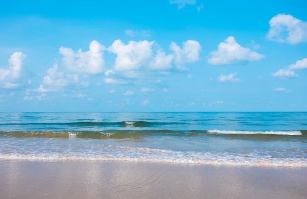 Eau de mer et ciel par une journée ensoleillée