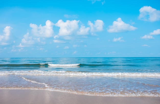 Eau de mer et ciel par une journée ensoleillée