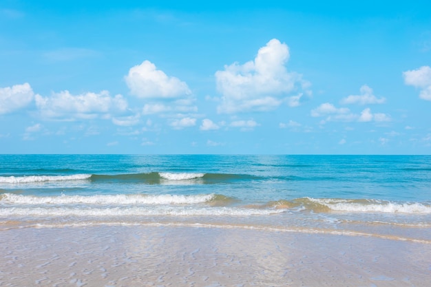 Eau de mer et ciel par une journée ensoleillée