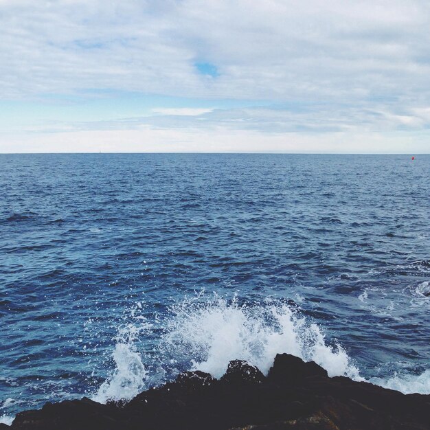 Photo l'eau de mer éclaboussant sur les rochers