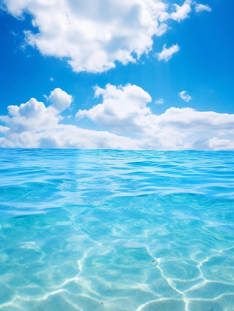 l'eau de la mer est claire et bleue.