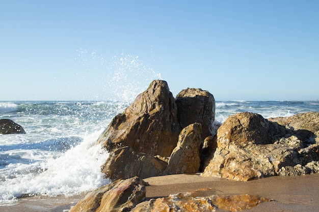 Photo l'eau de mer frappant des rochers à la plage de senhora da hora au portugal