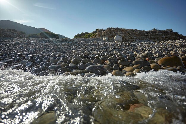 Eau de mer sur la plage de galets