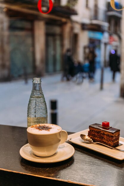 eau minérale en bouteille de café