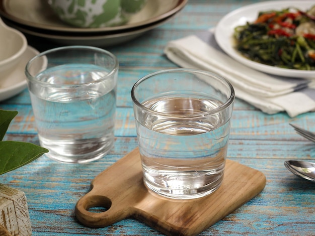 Eau minérale en verre transparent sur la table