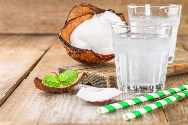 Eau de noix de coco biologique fraîche dans un verre