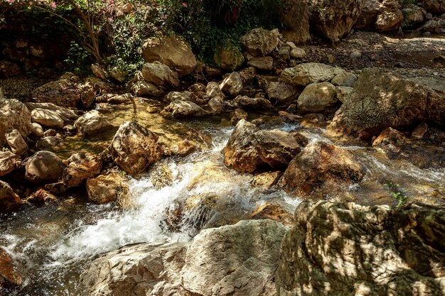 L'eau perce les pierres, vue sur la cascade. Une nature colorée, un chemin, du repos.