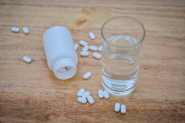 Eau de pharmacie sur une table en bois