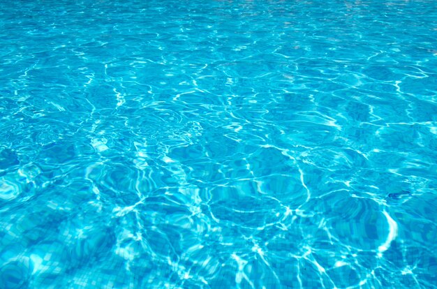 Eau de piscine bleue aux reflets du soleil