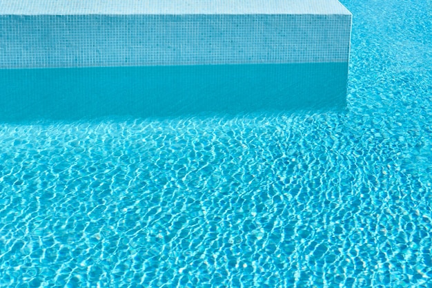 Eau de piscine bleue aux vacances d'été