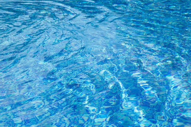 Eau de piscine bleue avec reflets du soleil