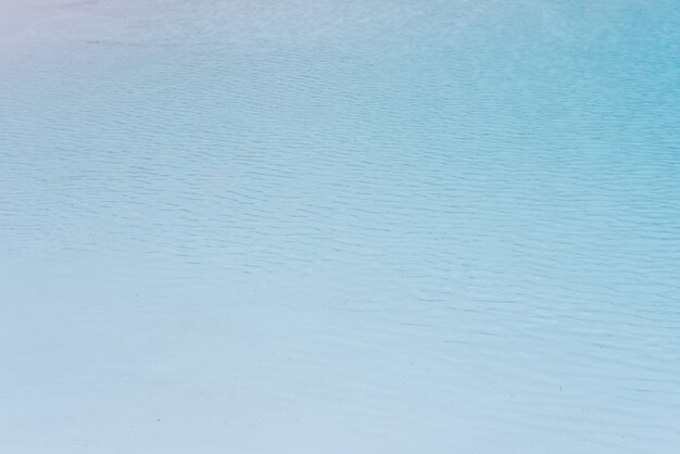 eau de piscine fond bleu