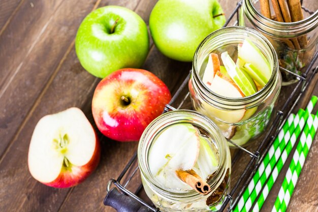 Eau de pomme infusée à la cannelle et à l'anis.