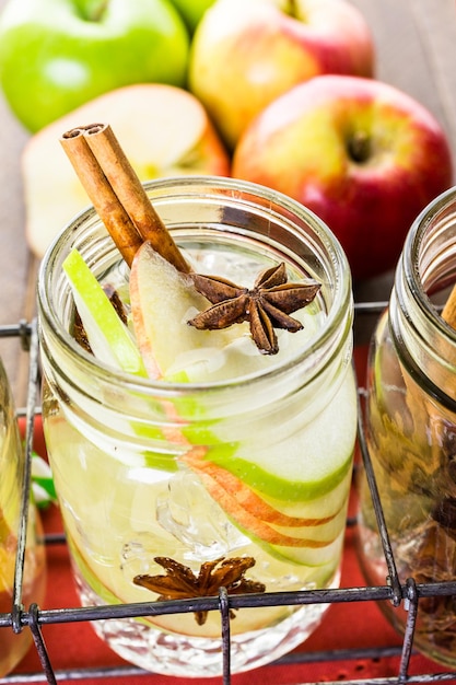 Eau de pomme infusée à la cannelle et à l'anis.