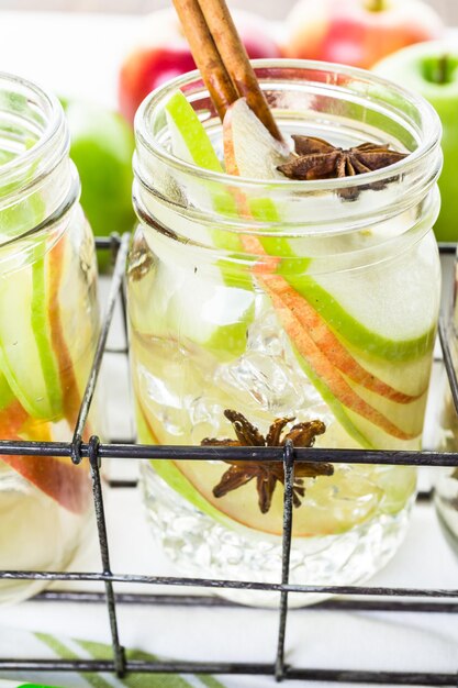 Eau de pomme infusée à la cannelle et à l'anis.