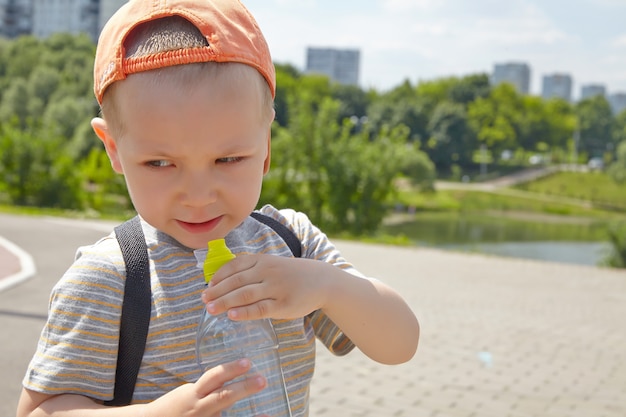 Eau potable enfant dans le parc