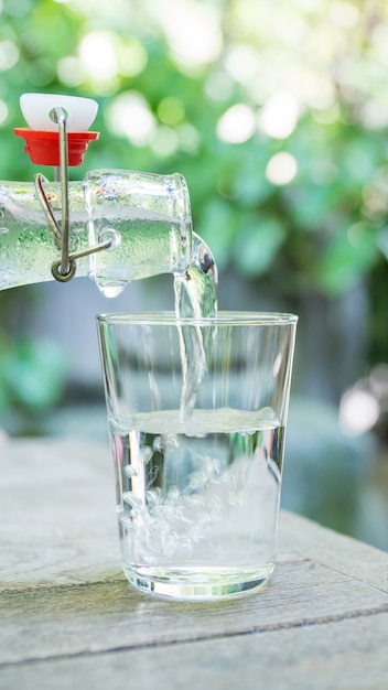 De l&#39;eau potable a été versée à partir d&#39;une bouteille