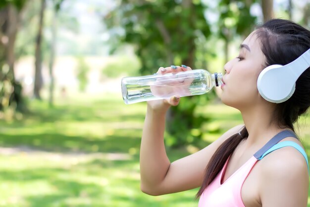 Eau potable jeune asiatique après la séance d&#39;entraînement.