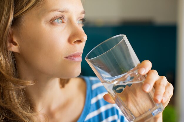 Eau potable songeur jolie femme de verre