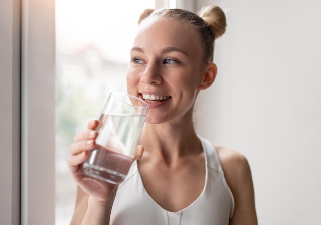 Eau potable de sportive pendant la formation