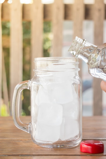 Eau potable et verre glacé