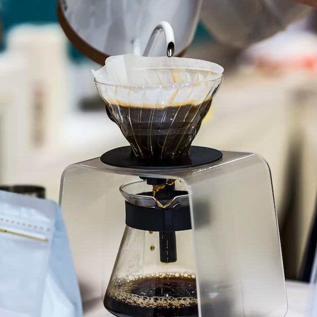 Photo de l'eau qui coule sur le café