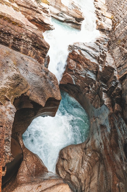 L'eau qui coule dans un canyon en Suisse