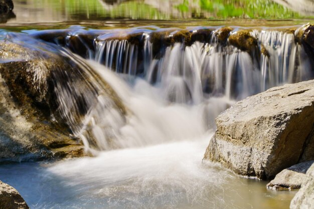 Eau qui coule le long des rochers dans la cascade de la nature