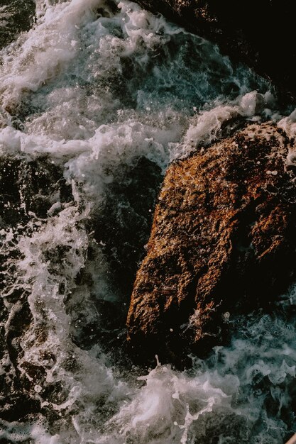 l'eau qui coule sur les rochers