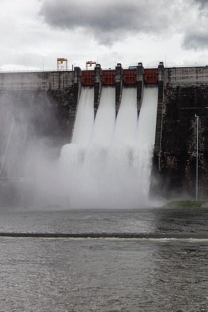 L'eau qui coule sur les vannes d'un barrage à Khun Dan Prakan Chon